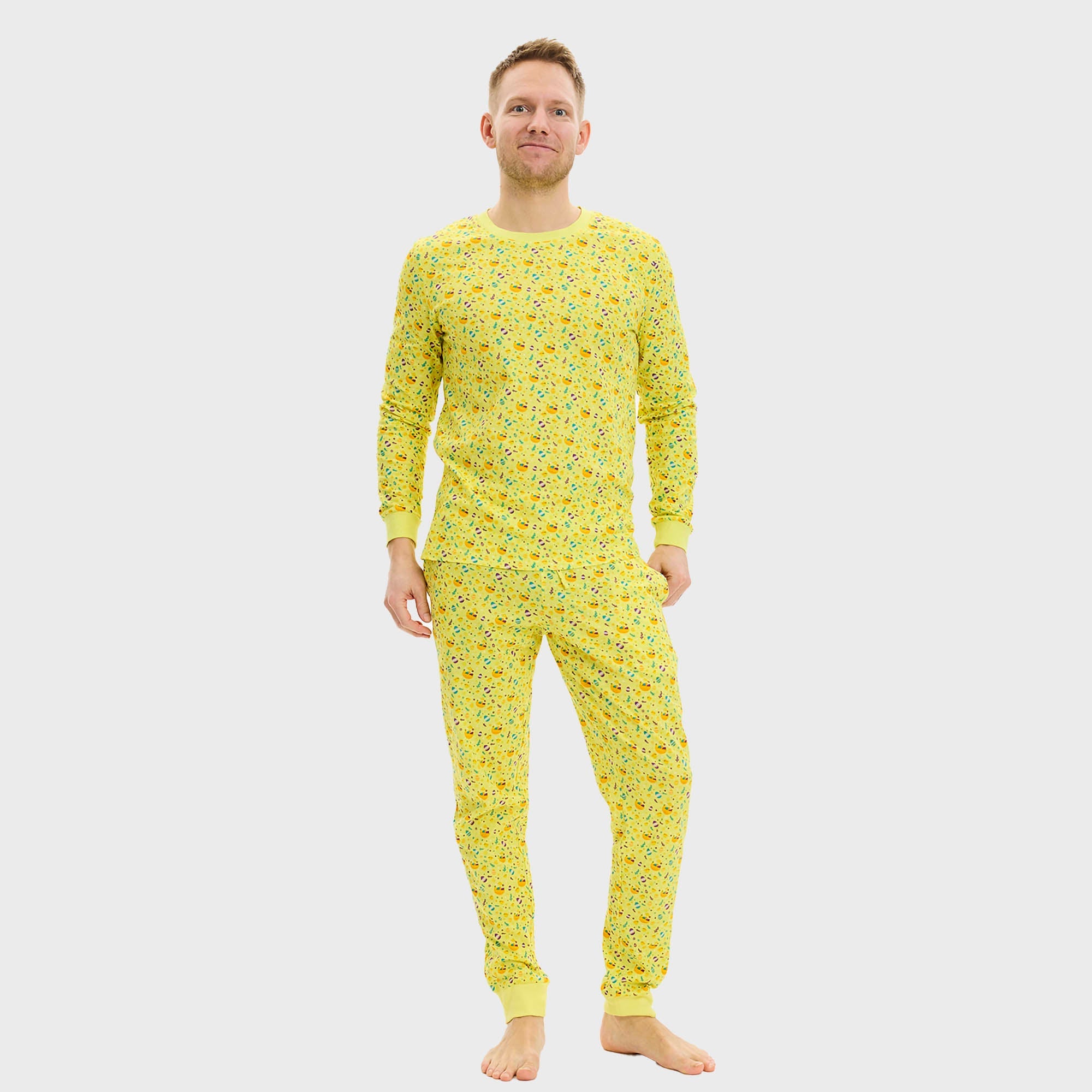 En mann løper i gul påskepyjamas.